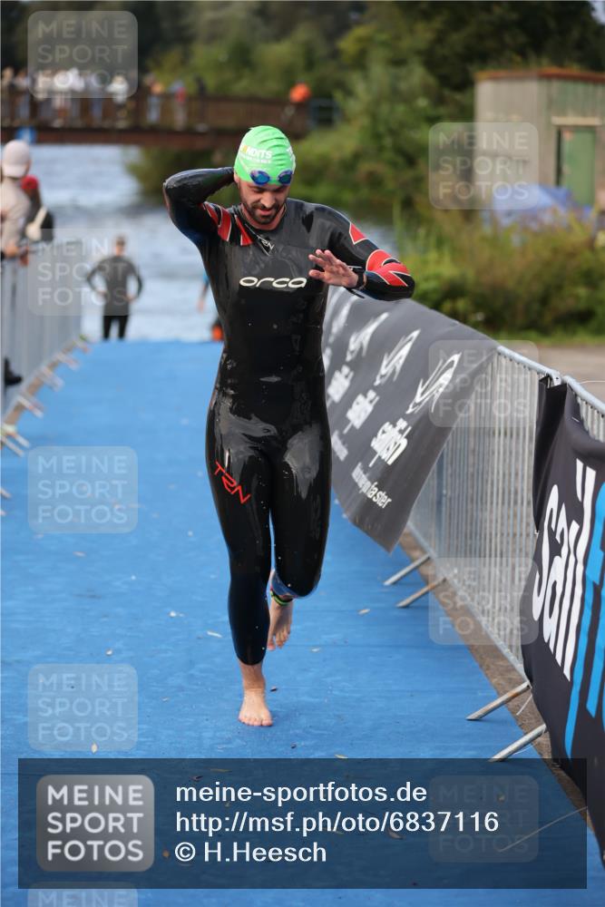 25.08.2024 - Elbe Triathlon Hamburg H.Heesch http://msf.ph/oto/6837116 25.08.2024 08:36:51 Schwimmen 44 meine-sportfotos.de