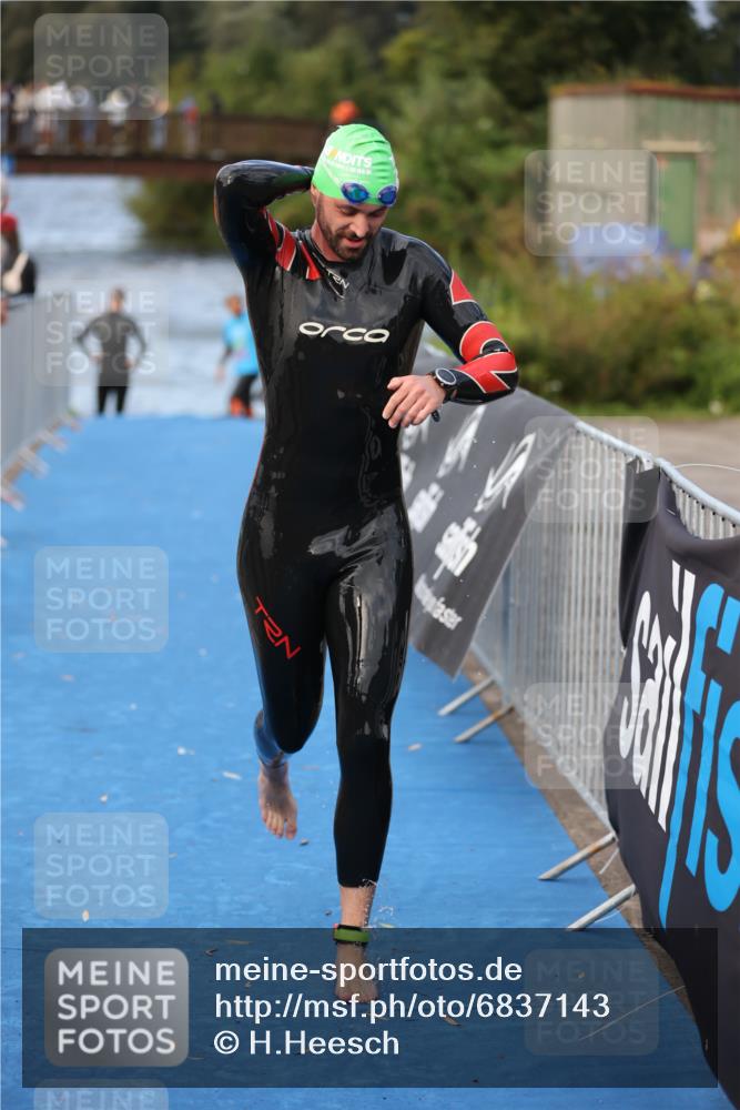 25.08.2024 - Elbe Triathlon Hamburg H.Heesch http://msf.ph/oto/6837143 25.08.2024 08:36:51 Schwimmen 44 meine-sportfotos.de