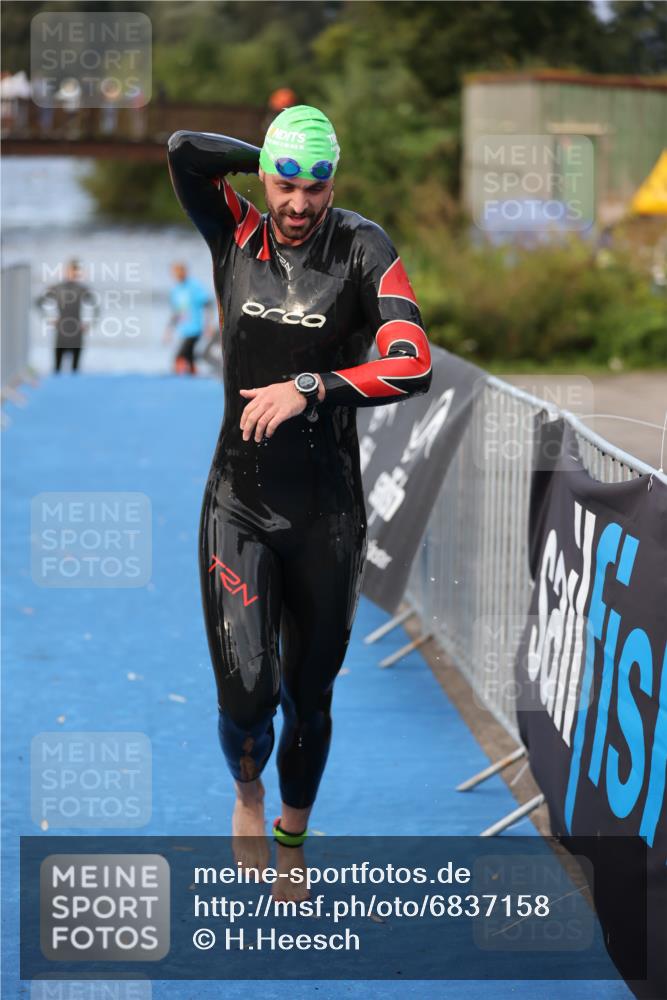 25.08.2024 - Elbe Triathlon Hamburg H.Heesch http://msf.ph/oto/6837158 25.08.2024 08:36:51 Schwimmen 44 meine-sportfotos.de