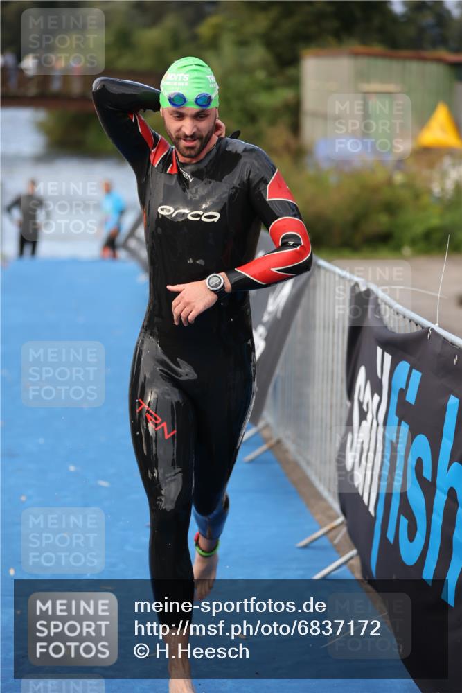 25.08.2024 - Elbe Triathlon Hamburg H.Heesch http://msf.ph/oto/6837172 25.08.2024 08:36:52 Schwimmen 44 meine-sportfotos.de