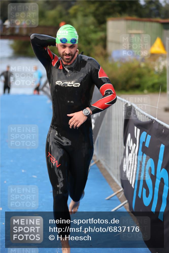 25.08.2024 - Elbe Triathlon Hamburg H.Heesch http://msf.ph/oto/6837176 25.08.2024 08:36:52 Schwimmen 44 meine-sportfotos.de