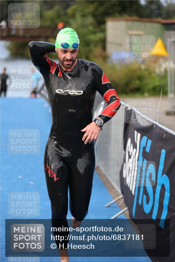 25.08.2024 - Elbe Triathlon Hamburg H.Heesch http://msf.ph/oto/6837181 25.08.2024 08:36:52 Schwimmen 44 meine-sportfotos.de