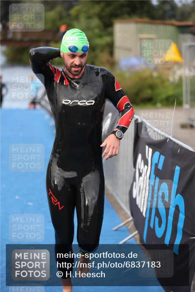 25.08.2024 - Elbe Triathlon Hamburg H.Heesch http://msf.ph/oto/6837183 25.08.2024 08:36:52 Schwimmen 44 meine-sportfotos.de