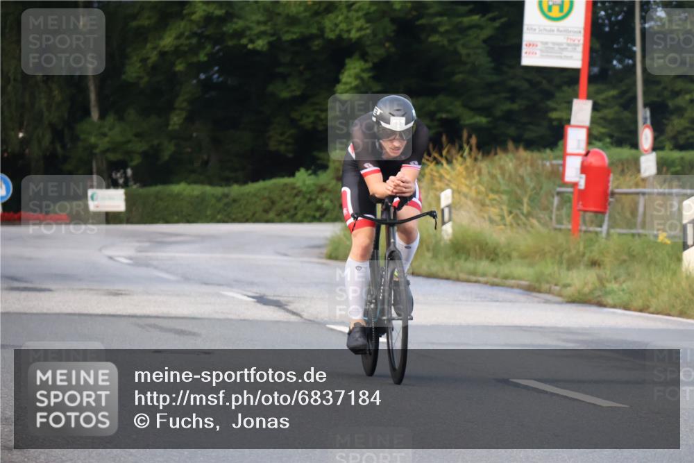 25.08.2024 - Elbe Triathlon Hamburg Fuchs,  Jonas http://msf.ph/oto/6837184 25.08.2024 08:48:45 Radfahren 65 meine-sportfotos.de