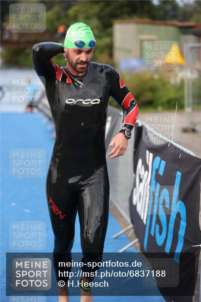 25.08.2024 - Elbe Triathlon Hamburg H.Heesch http://msf.ph/oto/6837188 25.08.2024 08:36:52 Schwimmen 44 meine-sportfotos.de