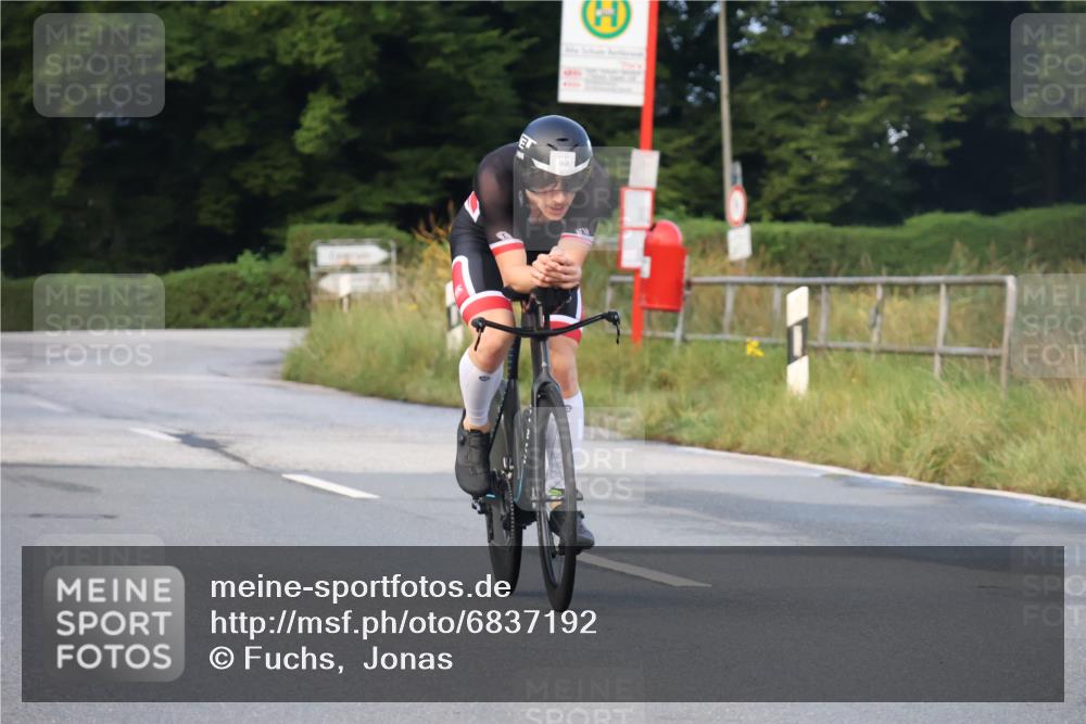25.08.2024 - Elbe Triathlon Hamburg Fuchs,  Jonas http://msf.ph/oto/6837192 25.08.2024 08:48:45 Radfahren 65 meine-sportfotos.de