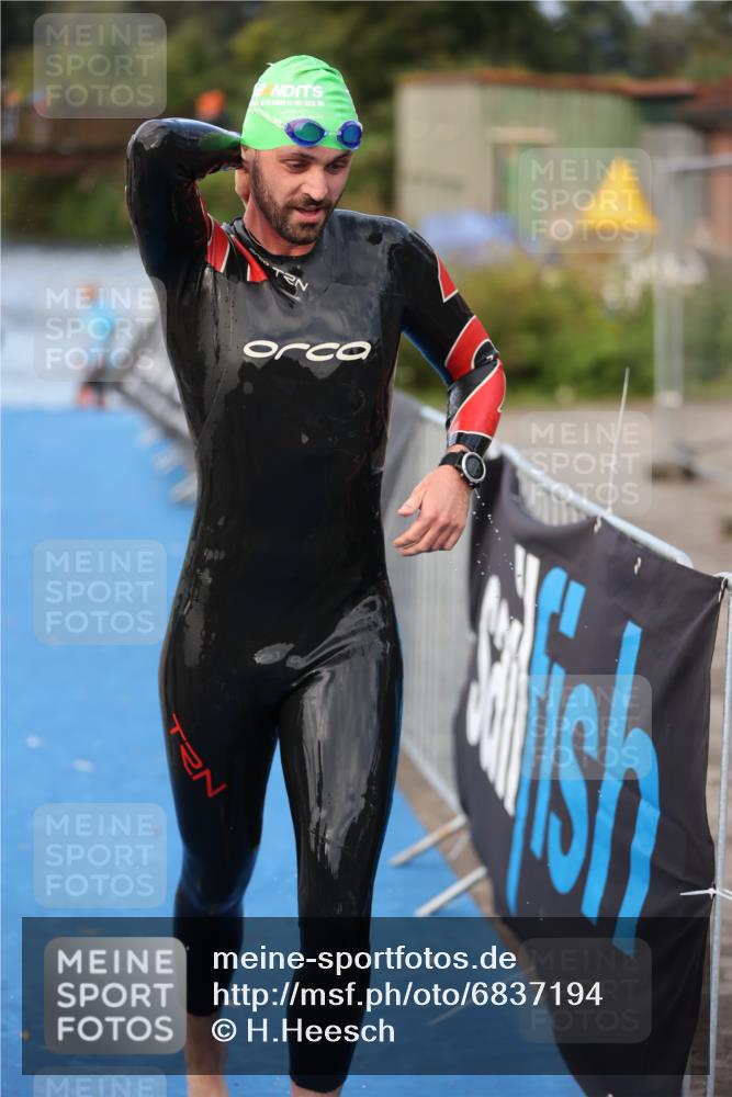 25.08.2024 - Elbe Triathlon Hamburg H.Heesch http://msf.ph/oto/6837194 25.08.2024 08:36:52 Schwimmen 44 meine-sportfotos.de