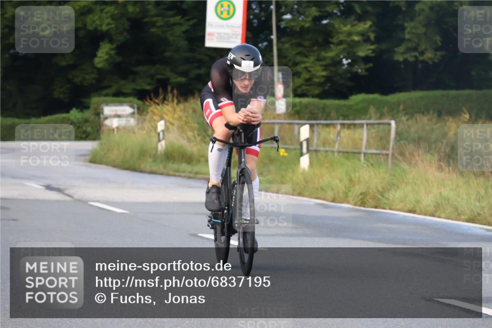 25.08.2024 - Elbe Triathlon Hamburg Fuchs,  Jonas http://msf.ph/oto/6837195 25.08.2024 08:48:45 Radfahren 65 meine-sportfotos.de