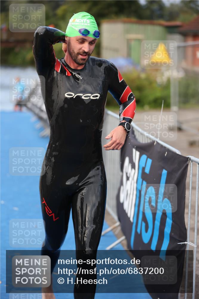 25.08.2024 - Elbe Triathlon Hamburg H.Heesch http://msf.ph/oto/6837200 25.08.2024 08:36:52 Schwimmen 44 meine-sportfotos.de