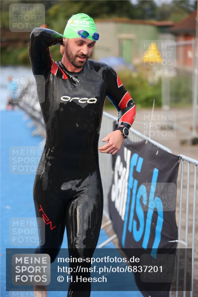 25.08.2024 - Elbe Triathlon Hamburg H.Heesch http://msf.ph/oto/6837201 25.08.2024 08:36:52 Schwimmen 44 meine-sportfotos.de