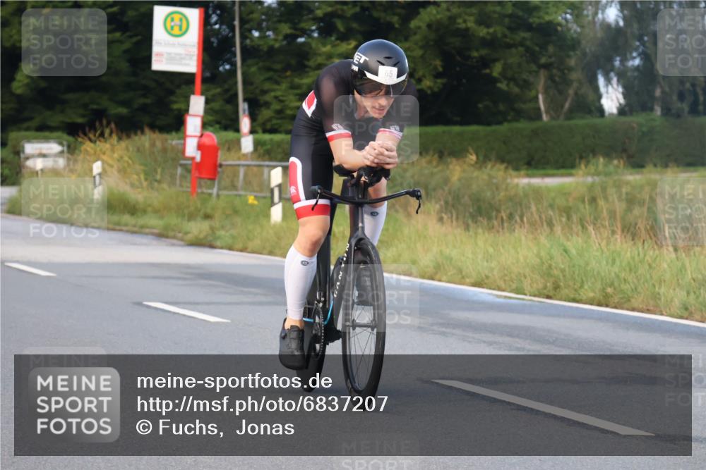 25.08.2024 - Elbe Triathlon Hamburg Fuchs,  Jonas http://msf.ph/oto/6837207 25.08.2024 08:48:45 Radfahren 65 meine-sportfotos.de
