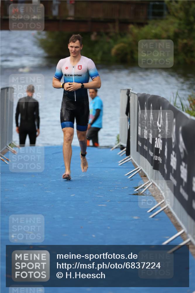 25.08.2024 - Elbe Triathlon Hamburg H.Heesch http://msf.ph/oto/6837224 25.08.2024 08:37:19 Schwimmen 67 meine-sportfotos.de