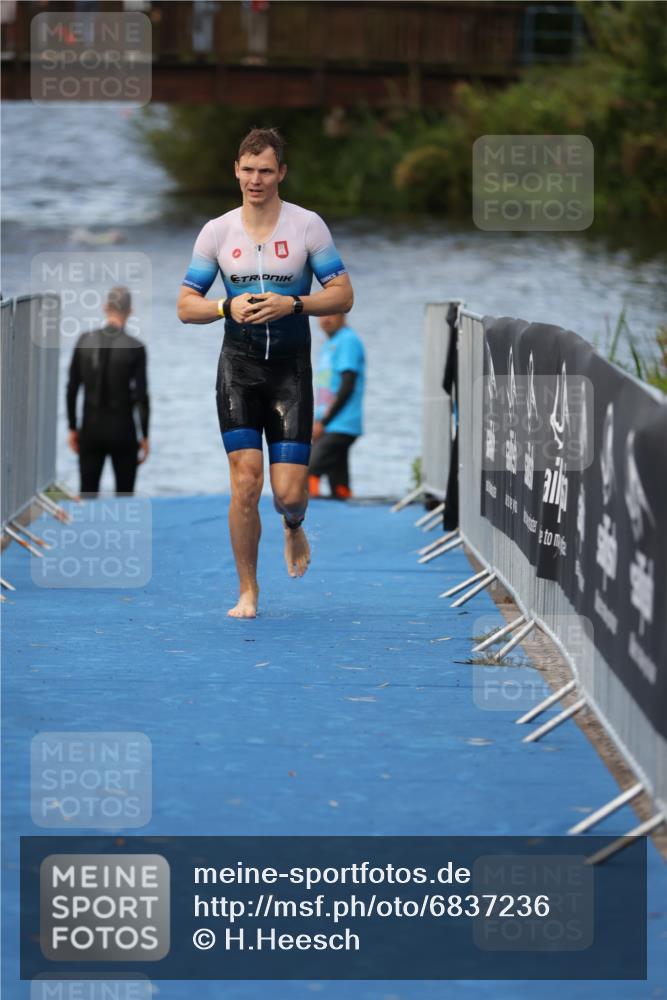 25.08.2024 - Elbe Triathlon Hamburg H.Heesch http://msf.ph/oto/6837236 25.08.2024 08:37:19 Schwimmen 67 meine-sportfotos.de