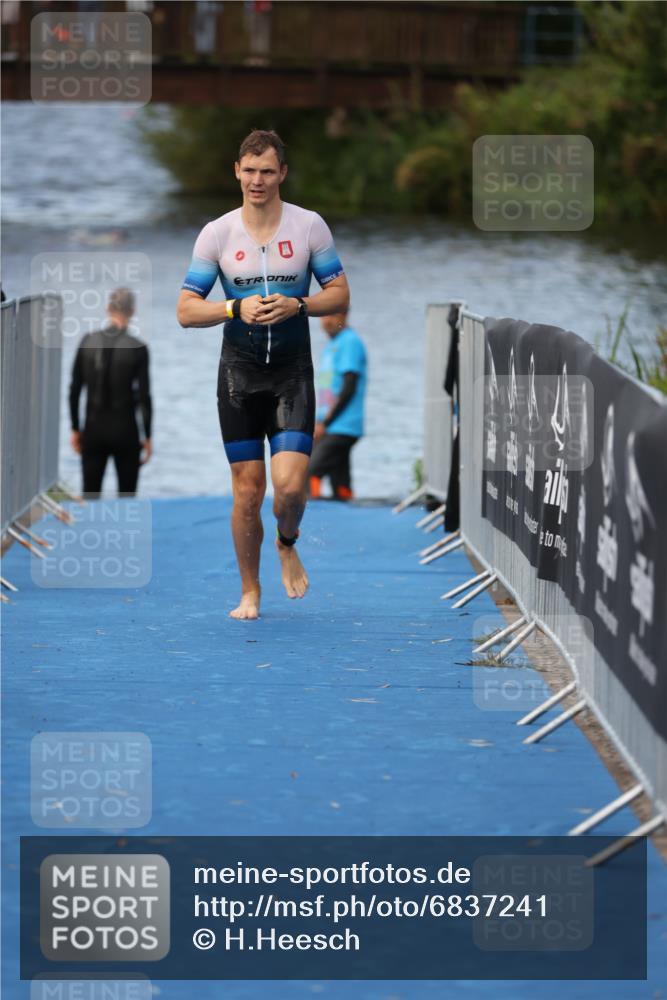 25.08.2024 - Elbe Triathlon Hamburg H.Heesch http://msf.ph/oto/6837241 25.08.2024 08:37:19 Schwimmen 67 meine-sportfotos.de