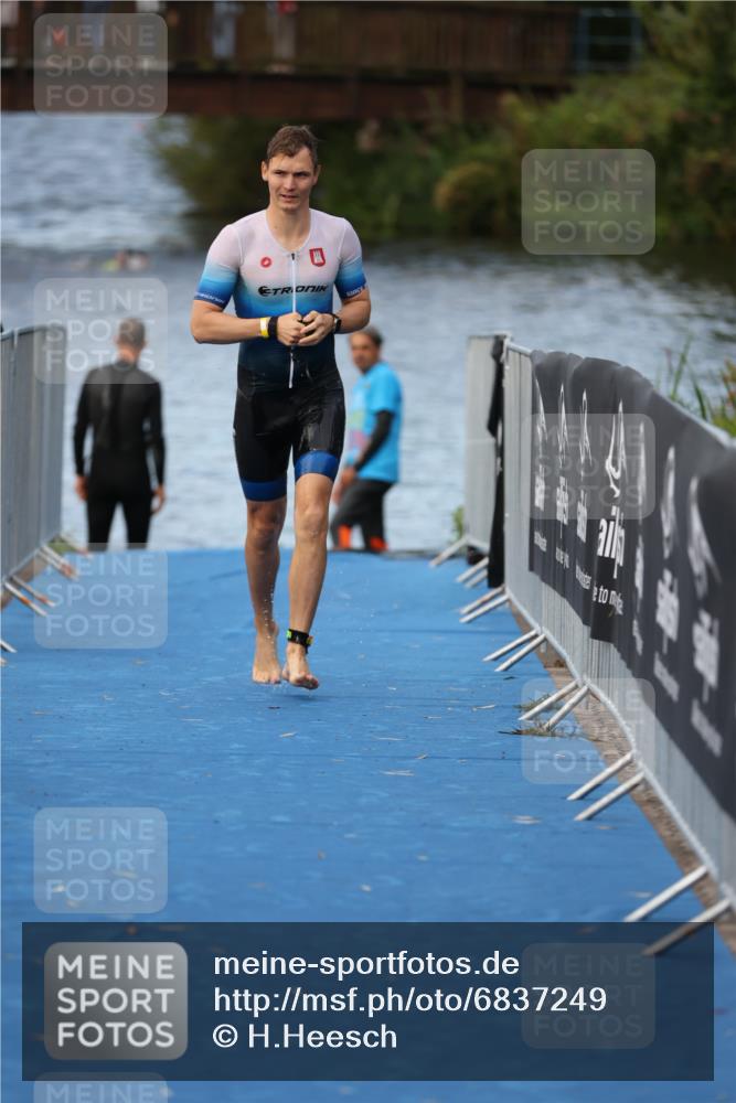 25.08.2024 - Elbe Triathlon Hamburg H.Heesch http://msf.ph/oto/6837249 25.08.2024 08:37:19 Schwimmen 67 meine-sportfotos.de