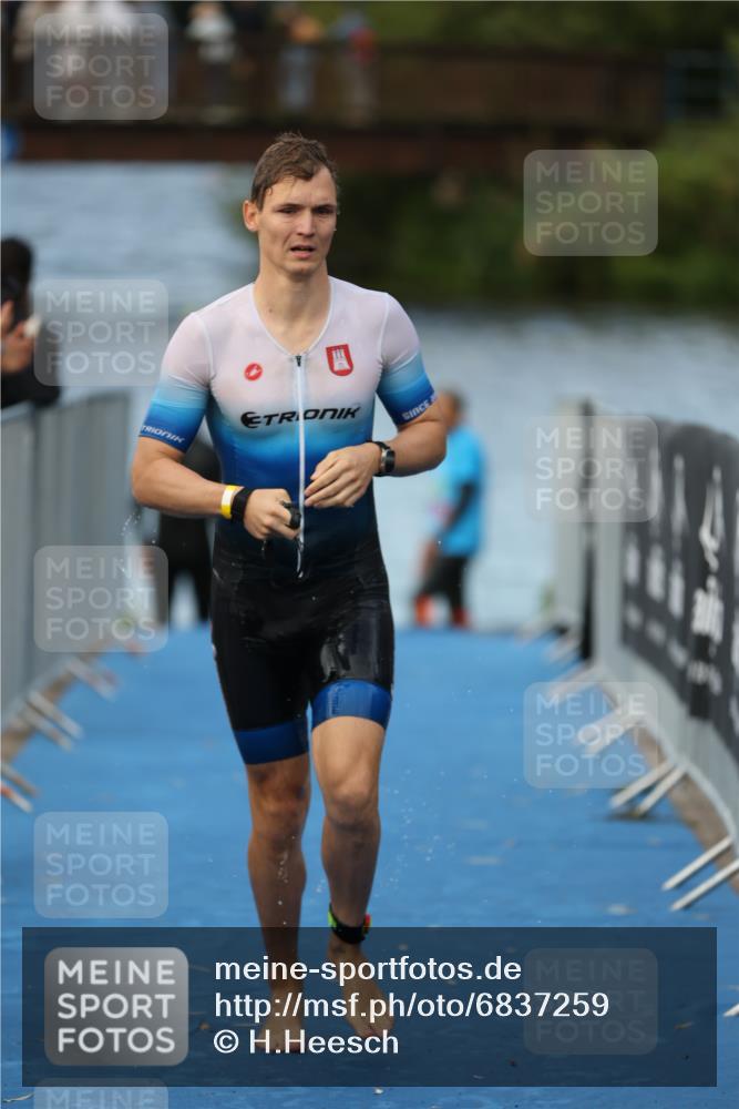 25.08.2024 - Elbe Triathlon Hamburg H.Heesch http://msf.ph/oto/6837259 25.08.2024 08:37:21 Schwimmen 67 meine-sportfotos.de