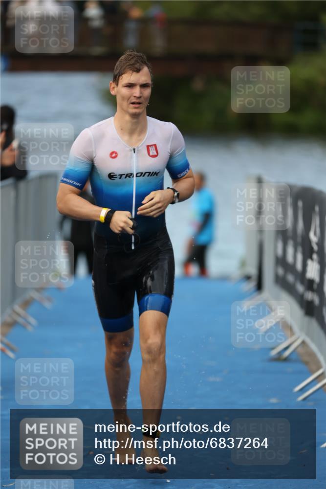 25.08.2024 - Elbe Triathlon Hamburg H.Heesch http://msf.ph/oto/6837264 25.08.2024 08:37:21 Schwimmen 67 meine-sportfotos.de