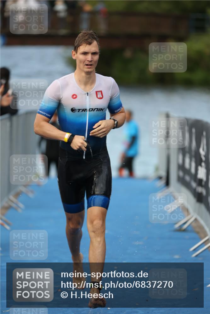 25.08.2024 - Elbe Triathlon Hamburg H.Heesch http://msf.ph/oto/6837270 25.08.2024 08:37:21 Schwimmen 67 meine-sportfotos.de