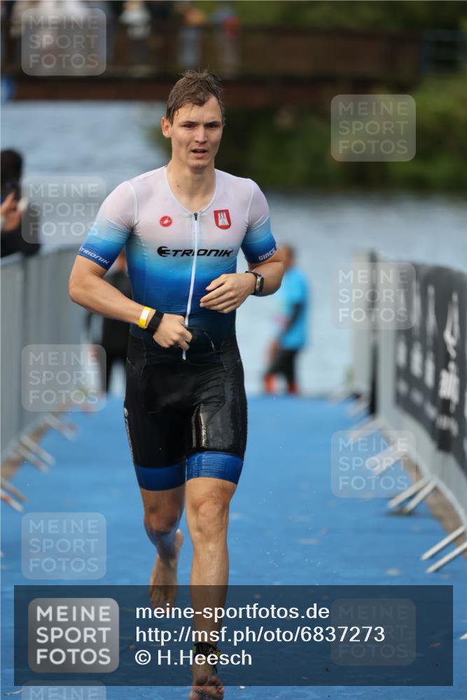 25.08.2024 - Elbe Triathlon Hamburg H.Heesch http://msf.ph/oto/6837273 25.08.2024 08:37:21 Schwimmen 67 meine-sportfotos.de