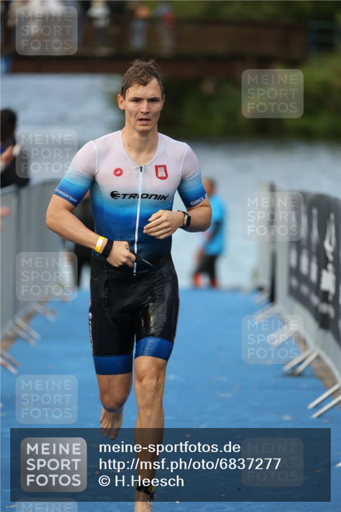 25.08.2024 - Elbe Triathlon Hamburg H.Heesch http://msf.ph/oto/6837277 25.08.2024 08:37:21 Schwimmen 67 meine-sportfotos.de