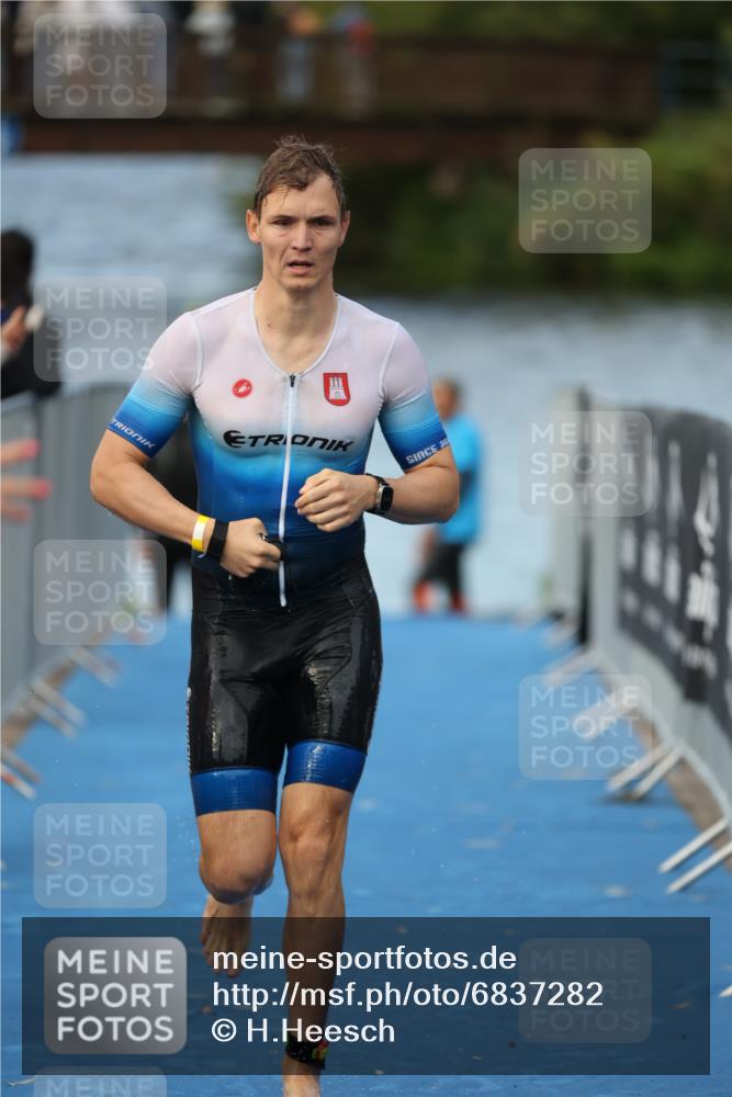 25.08.2024 - Elbe Triathlon Hamburg H.Heesch http://msf.ph/oto/6837282 25.08.2024 08:37:21 Schwimmen 67 meine-sportfotos.de
