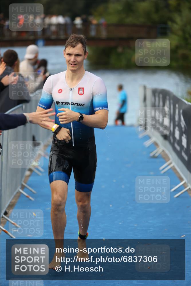 25.08.2024 - Elbe Triathlon Hamburg H.Heesch http://msf.ph/oto/6837306 25.08.2024 08:37:22 Schwimmen 67 meine-sportfotos.de