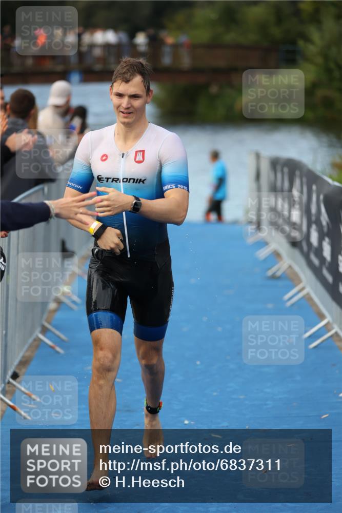 25.08.2024 - Elbe Triathlon Hamburg H.Heesch http://msf.ph/oto/6837311 25.08.2024 08:37:22 Schwimmen 67 meine-sportfotos.de