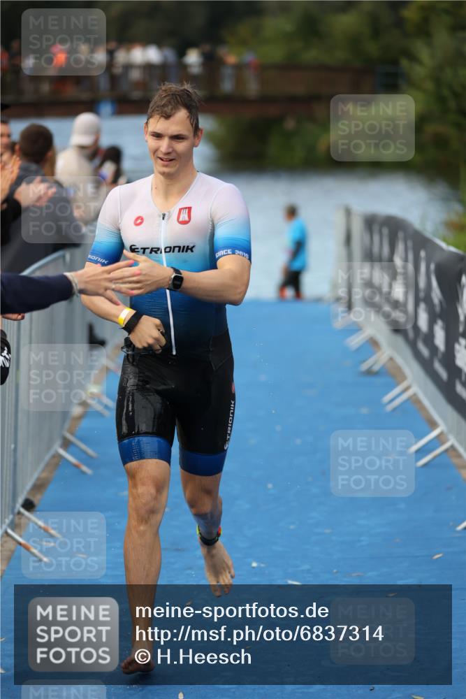 25.08.2024 - Elbe Triathlon Hamburg H.Heesch http://msf.ph/oto/6837314 25.08.2024 08:37:22 Schwimmen 67 meine-sportfotos.de