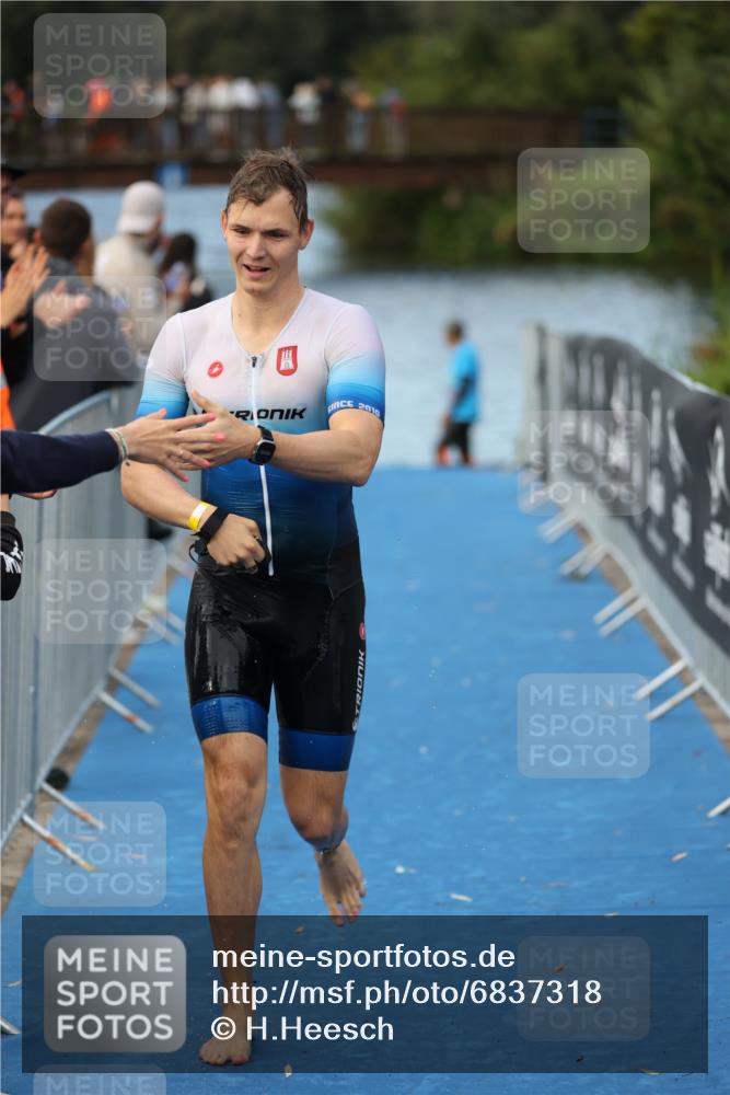 25.08.2024 - Elbe Triathlon Hamburg H.Heesch http://msf.ph/oto/6837318 25.08.2024 08:37:22 Schwimmen 67 meine-sportfotos.de