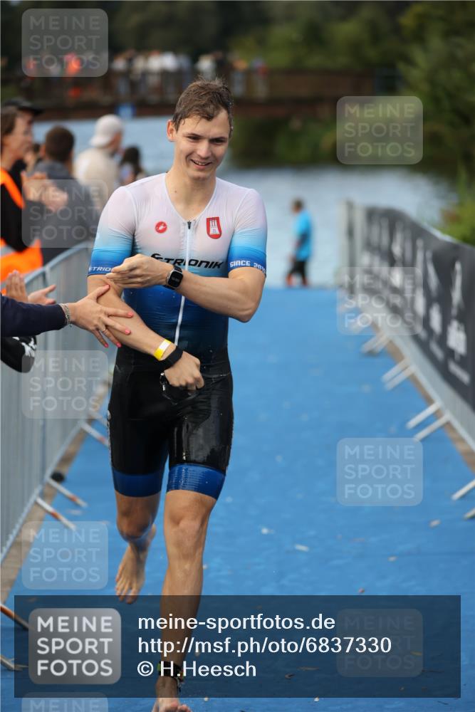 25.08.2024 - Elbe Triathlon Hamburg H.Heesch http://msf.ph/oto/6837330 25.08.2024 08:37:22 Schwimmen 67 meine-sportfotos.de