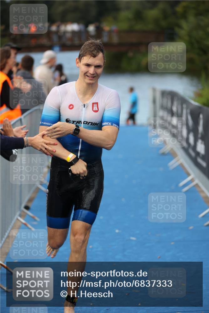25.08.2024 - Elbe Triathlon Hamburg H.Heesch http://msf.ph/oto/6837333 25.08.2024 08:37:22 Schwimmen 67 meine-sportfotos.de