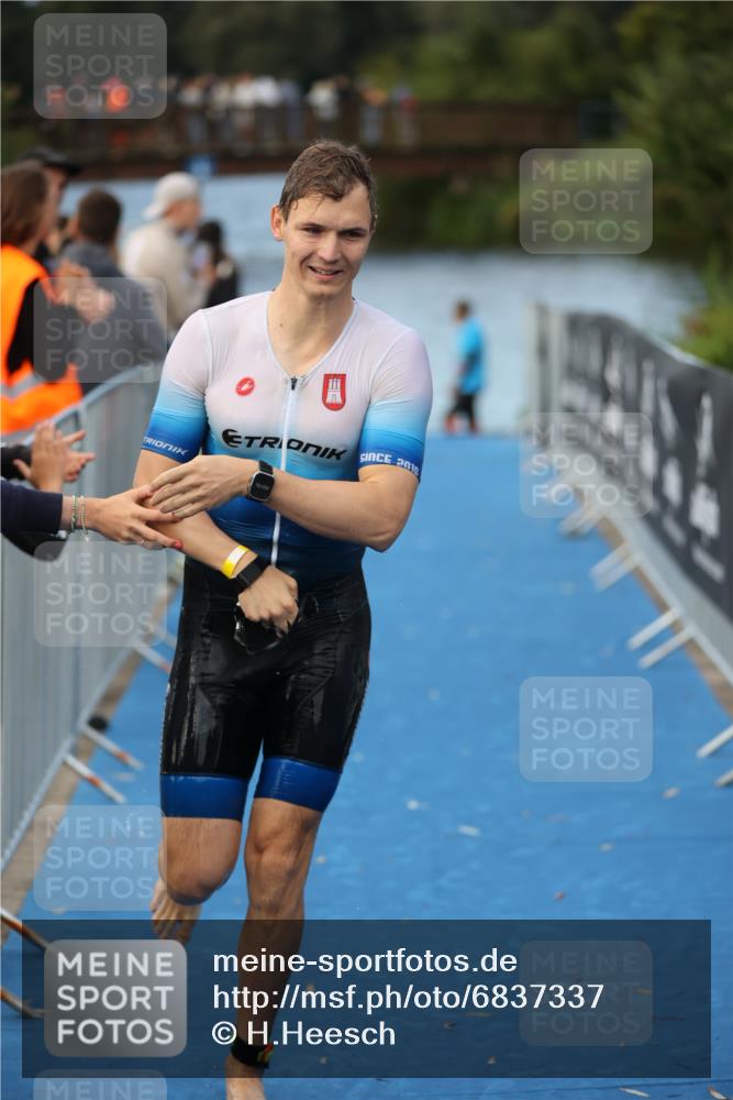 25.08.2024 - Elbe Triathlon Hamburg H.Heesch http://msf.ph/oto/6837337 25.08.2024 08:37:22 Schwimmen 67 meine-sportfotos.de