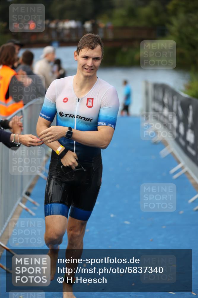 25.08.2024 - Elbe Triathlon Hamburg H.Heesch http://msf.ph/oto/6837340 25.08.2024 08:37:22 Schwimmen 67 meine-sportfotos.de
