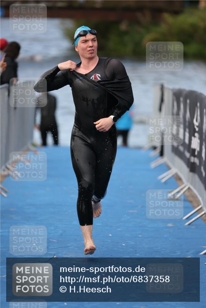 25.08.2024 - Elbe Triathlon Hamburg H.Heesch http://msf.ph/oto/6837358 25.08.2024 08:37:56 Schwimmen 63 meine-sportfotos.de
