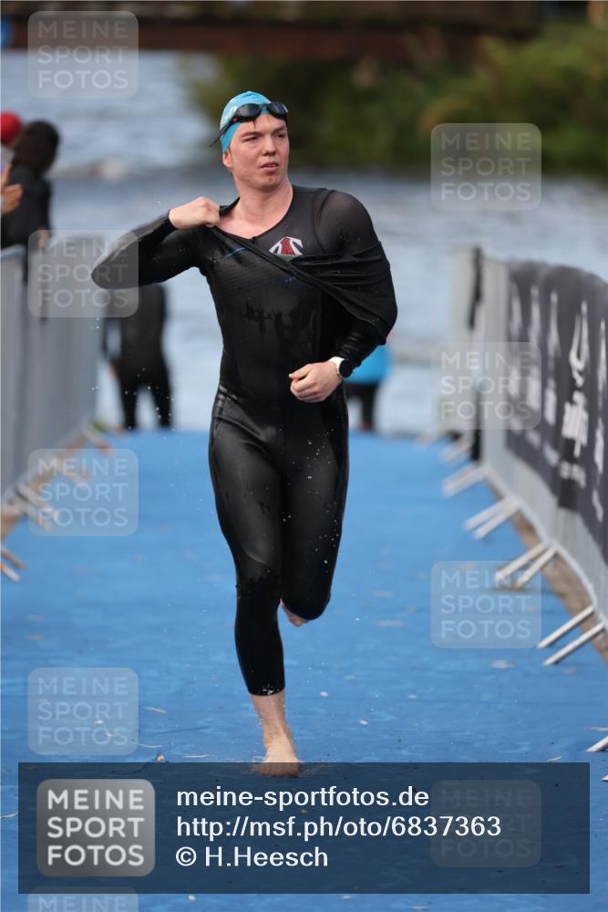 25.08.2024 - Elbe Triathlon Hamburg H.Heesch http://msf.ph/oto/6837363 25.08.2024 08:37:56 Schwimmen 63 meine-sportfotos.de
