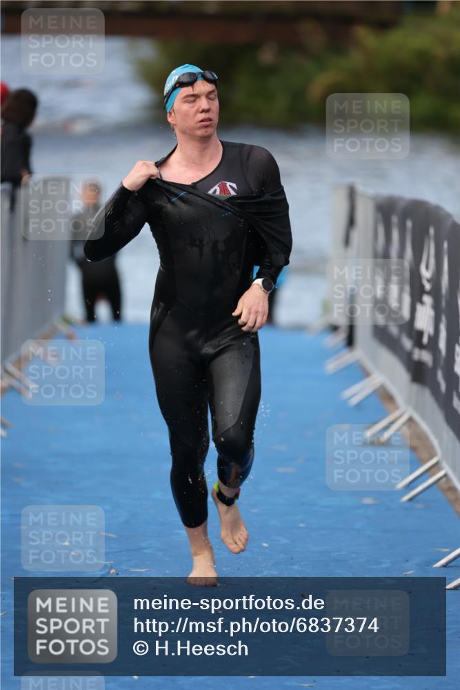 25.08.2024 - Elbe Triathlon Hamburg H.Heesch http://msf.ph/oto/6837374 25.08.2024 08:37:56 Schwimmen 63 meine-sportfotos.de
