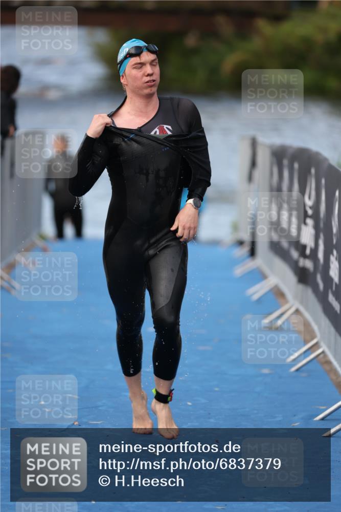 25.08.2024 - Elbe Triathlon Hamburg H.Heesch http://msf.ph/oto/6837379 25.08.2024 08:37:56 Schwimmen 63 meine-sportfotos.de