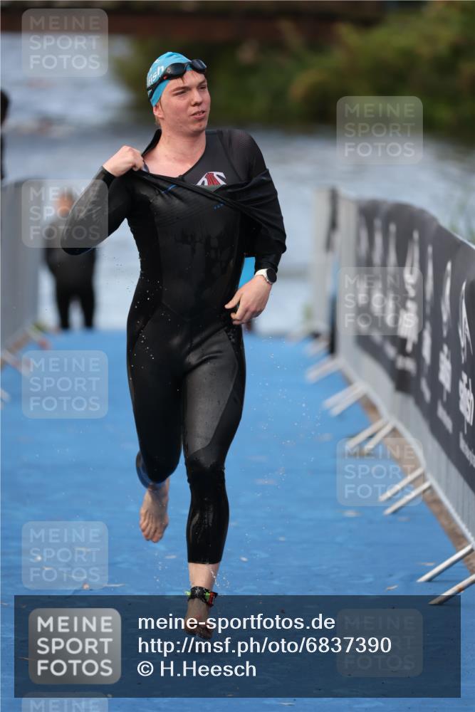 25.08.2024 - Elbe Triathlon Hamburg H.Heesch http://msf.ph/oto/6837390 25.08.2024 08:37:56 Schwimmen 63 meine-sportfotos.de
