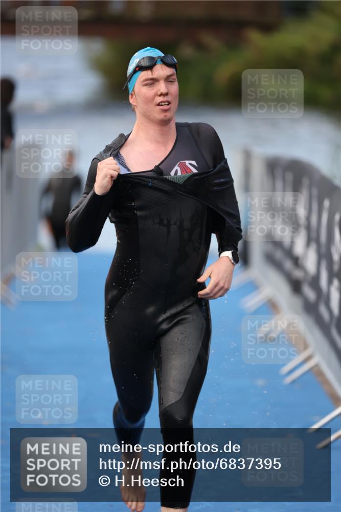 25.08.2024 - Elbe Triathlon Hamburg H.Heesch http://msf.ph/oto/6837395 25.08.2024 08:37:56 Schwimmen 63 meine-sportfotos.de