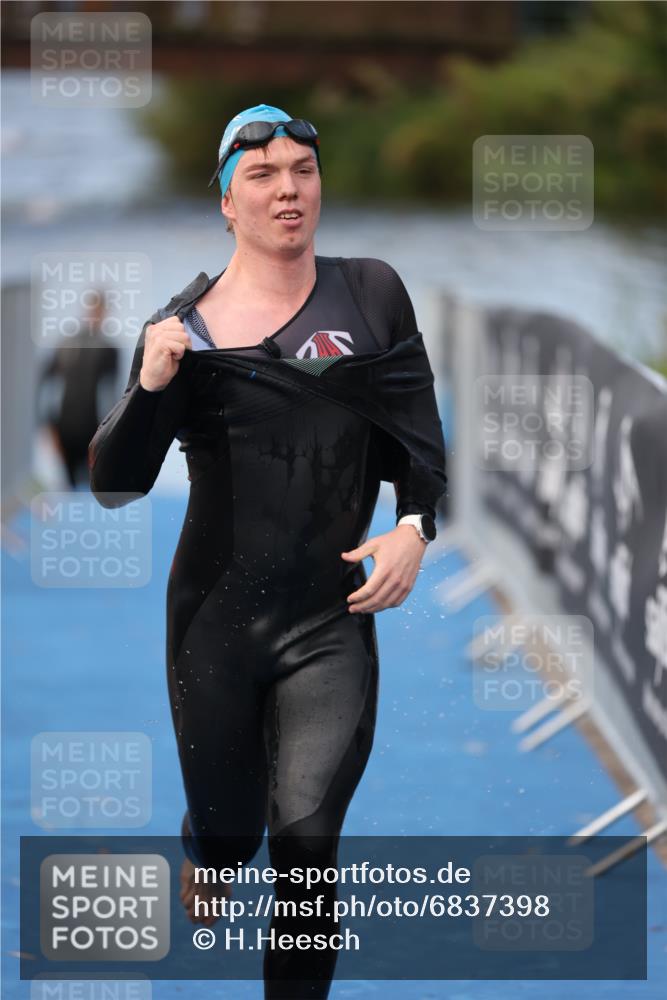 25.08.2024 - Elbe Triathlon Hamburg H.Heesch http://msf.ph/oto/6837398 25.08.2024 08:37:56 Schwimmen 63 meine-sportfotos.de