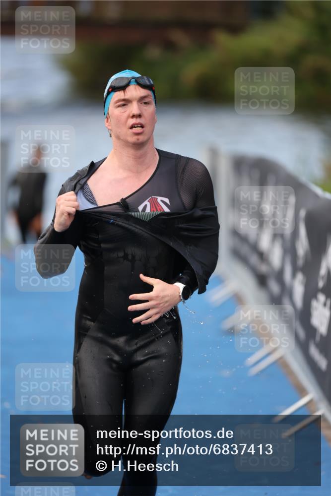 25.08.2024 - Elbe Triathlon Hamburg H.Heesch http://msf.ph/oto/6837413 25.08.2024 08:37:57 Schwimmen 63 meine-sportfotos.de