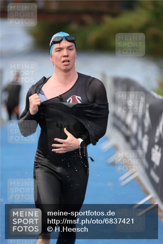 25.08.2024 - Elbe Triathlon Hamburg H.Heesch http://msf.ph/oto/6837421 25.08.2024 08:37:57 Schwimmen 63 meine-sportfotos.de