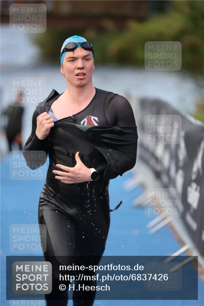 25.08.2024 - Elbe Triathlon Hamburg H.Heesch http://msf.ph/oto/6837426 25.08.2024 08:37:57 Schwimmen 63 meine-sportfotos.de