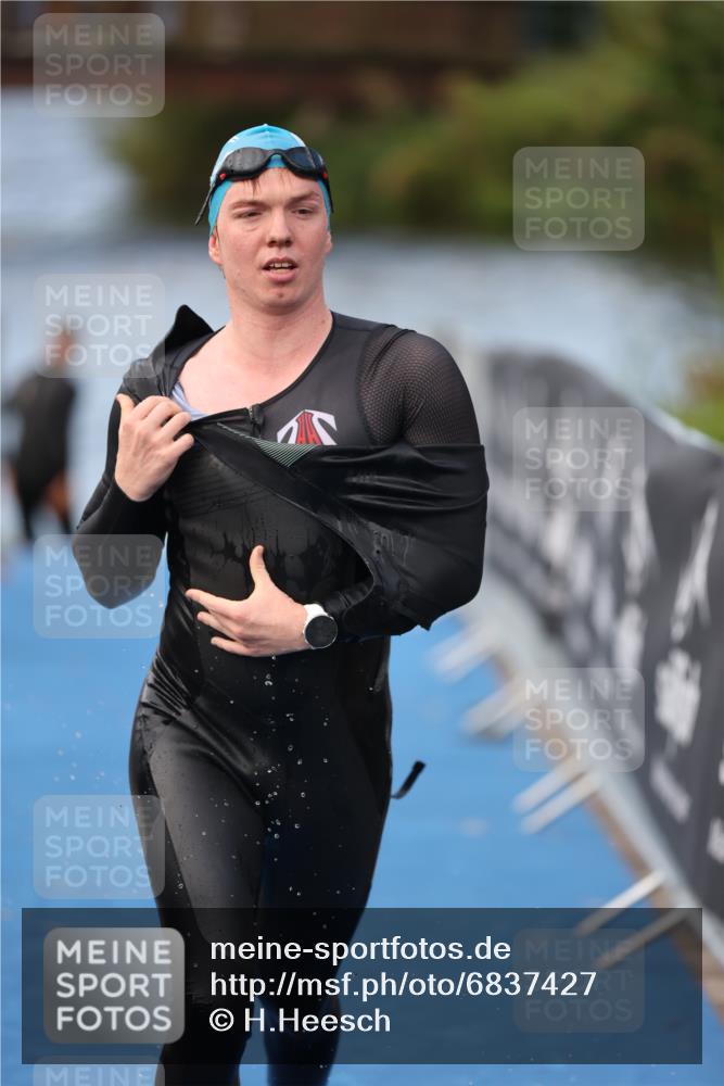 25.08.2024 - Elbe Triathlon Hamburg H.Heesch http://msf.ph/oto/6837427 25.08.2024 08:37:57 Schwimmen 63 meine-sportfotos.de