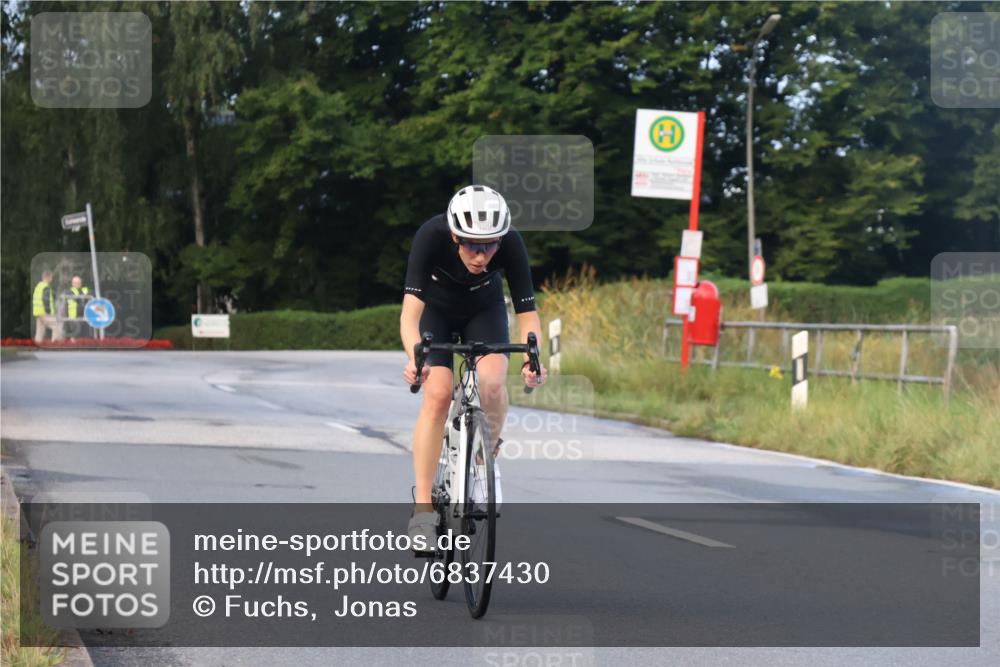 25.08.2024 - Elbe Triathlon Hamburg Fuchs,  Jonas http://msf.ph/oto/6837430 25.08.2024 08:50:17 Radfahren 109 meine-sportfotos.de