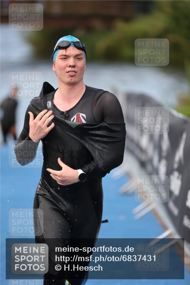 25.08.2024 - Elbe Triathlon Hamburg H.Heesch http://msf.ph/oto/6837431 25.08.2024 08:37:57 Schwimmen 63 meine-sportfotos.de