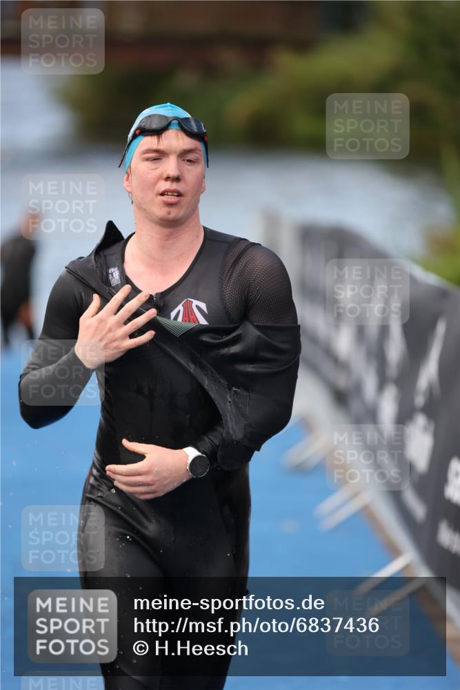 25.08.2024 - Elbe Triathlon Hamburg H.Heesch http://msf.ph/oto/6837436 25.08.2024 08:37:57 Schwimmen 63 meine-sportfotos.de