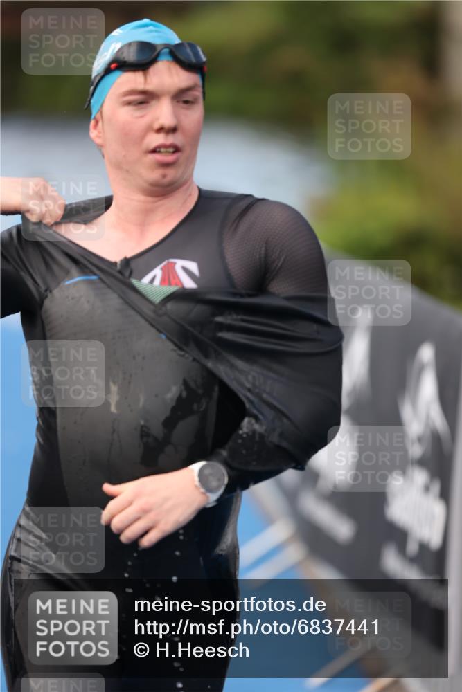 25.08.2024 - Elbe Triathlon Hamburg H.Heesch http://msf.ph/oto/6837441 25.08.2024 08:37:57 Schwimmen 63 meine-sportfotos.de