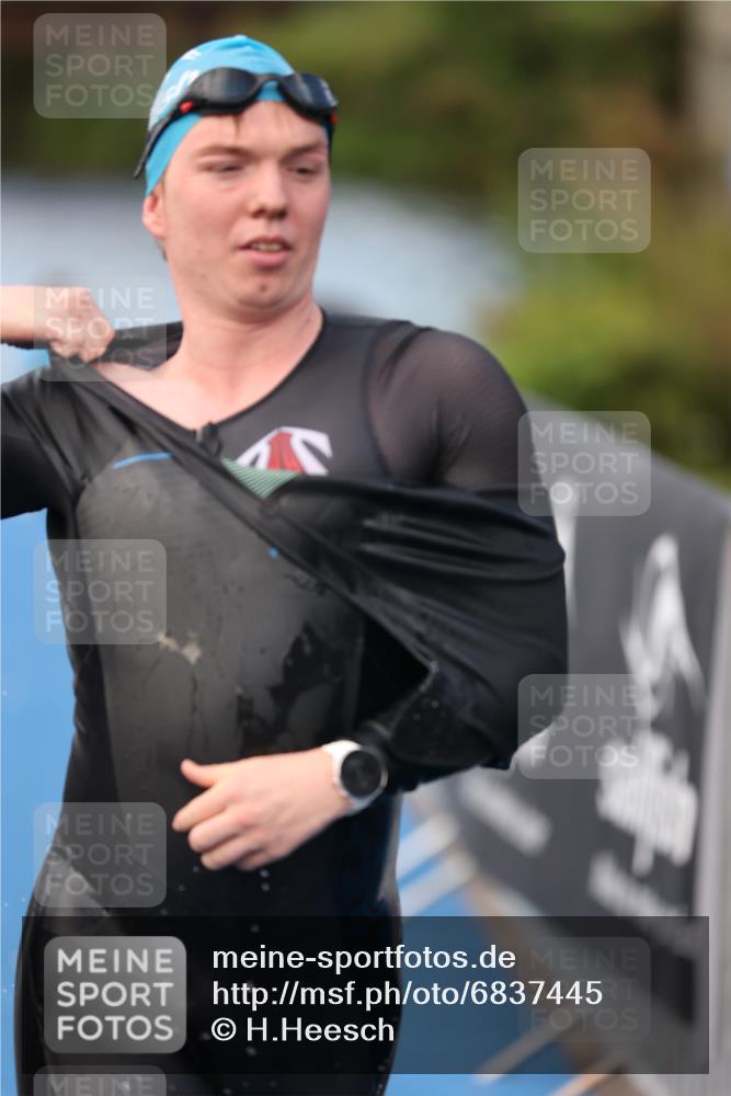 25.08.2024 - Elbe Triathlon Hamburg H.Heesch http://msf.ph/oto/6837445 25.08.2024 08:37:57 Schwimmen 63 meine-sportfotos.de