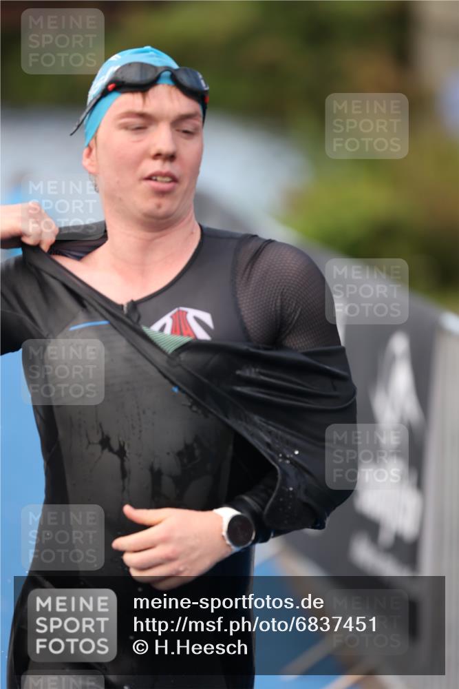25.08.2024 - Elbe Triathlon Hamburg H.Heesch http://msf.ph/oto/6837451 25.08.2024 08:37:57 Schwimmen 63 meine-sportfotos.de